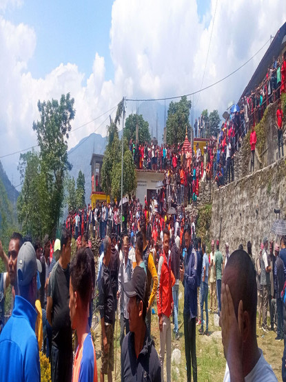 स्थानीय तह निर्वाचनः मतदानको समय सकियो, केही स्थानमा लाइनमा मतदाता